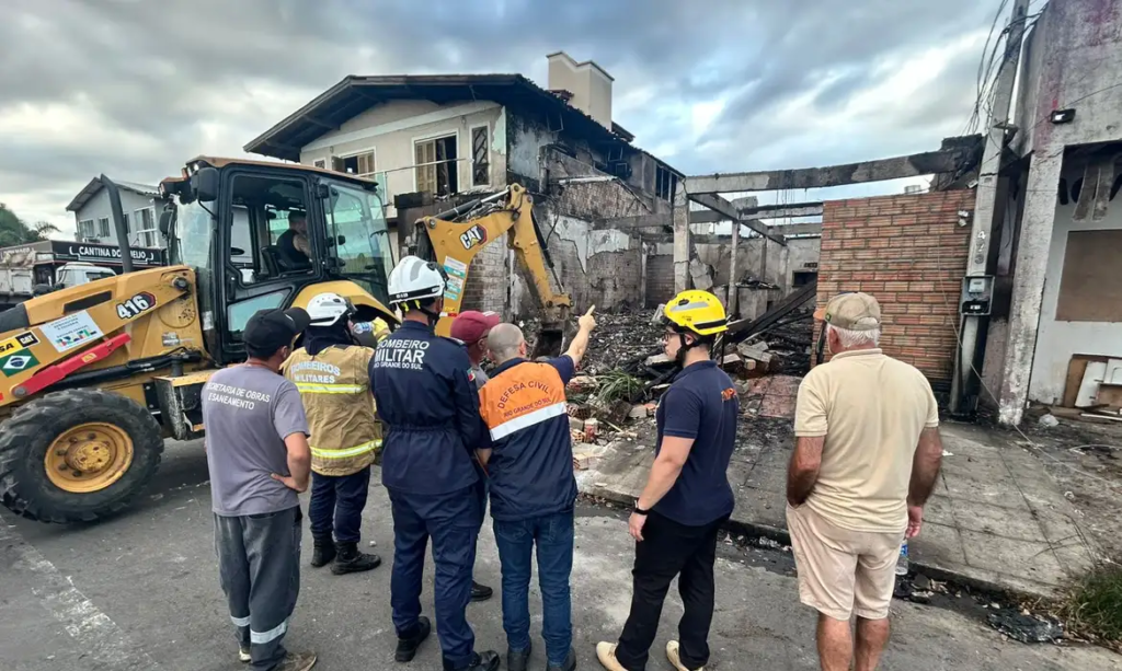 Bombeiros localizam quarta vítima de queda de avião em Capão da Canoa, RS