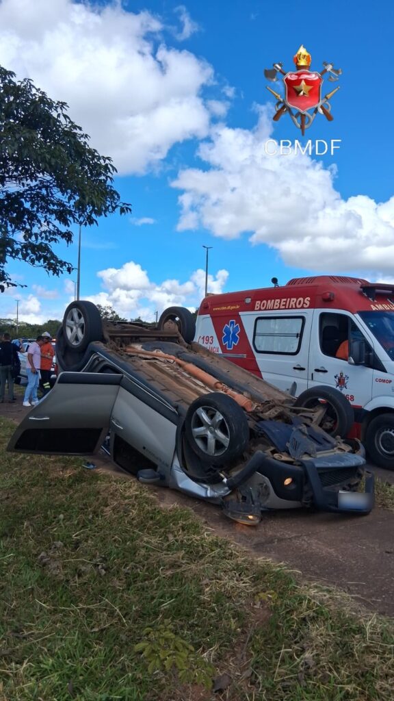 Capotamento no Jardim Botânico deixa passageiro ferido