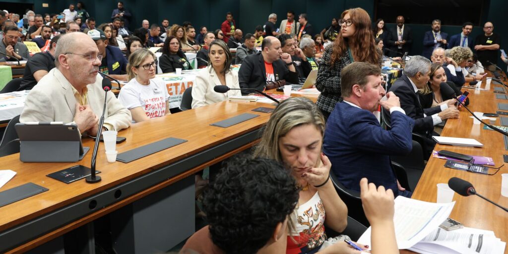 Movimentos sociais e entidades defendem fim da escala 6x1 na Câmara