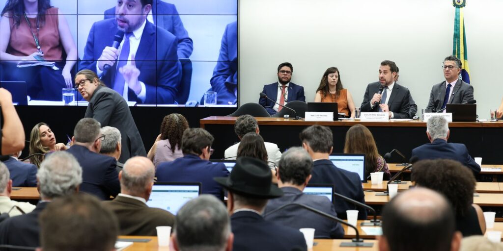 PEC da escala 6x1: audiência e parecer do relator marcam a semana
