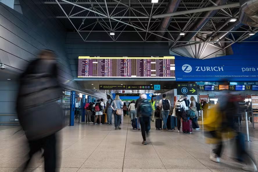 Empresas aéreas cortam voos e elevam preços com falta de combustível; UE alerta para crise
