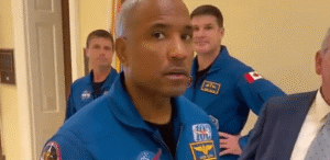 Homem aborda astronautas e diz que a missão Artemis 2 foi 'encenada'