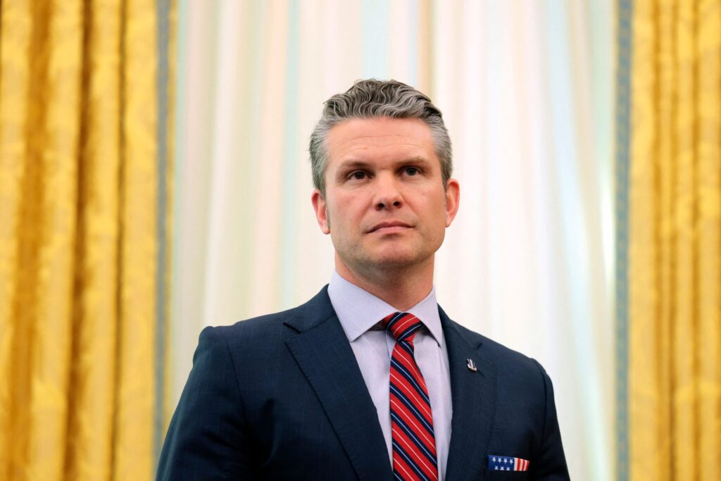 EUA: Hegseth diz que Pentágono tem planos para escalar ou retroceder guerra com Irã, se preciso