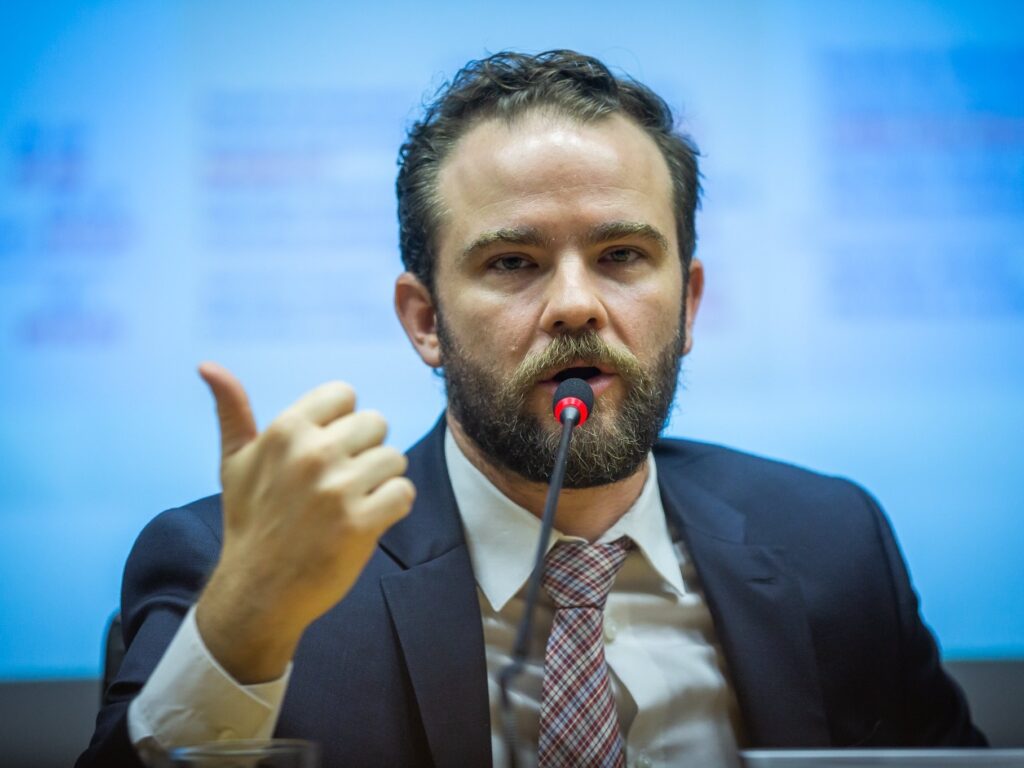 Ministro da Fazenda anuncia medidas contra alta de gasolina e etanol pela guerra no Oriente Médio