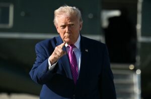 Trump aguarda resposta do Irã e ameaça ampliar medidas se Teerã rejeitar proposta dos EUA