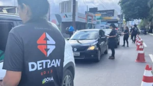 Servidores do Detran orientando motoristas - (Foto: reprodução/Detran)