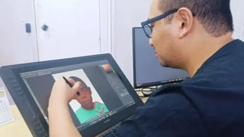 Profissional papiloscopista fazendo retrato falado - (Foto: imagem cedida ao Mais Goiás)