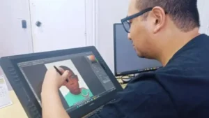 Profissional papiloscopista fazendo retrato falado - (Foto: imagem cedida ao Mais Goiás)