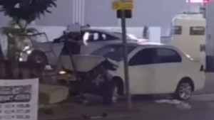 Policial atirando contra os pneus do carro - (Foto: reprodução)