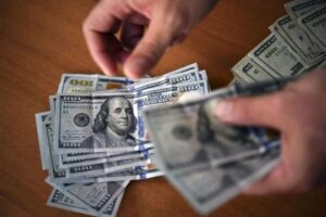 Bolsa recua e dólar ronda a estabilidade com incertezas sobre guerra no Irã