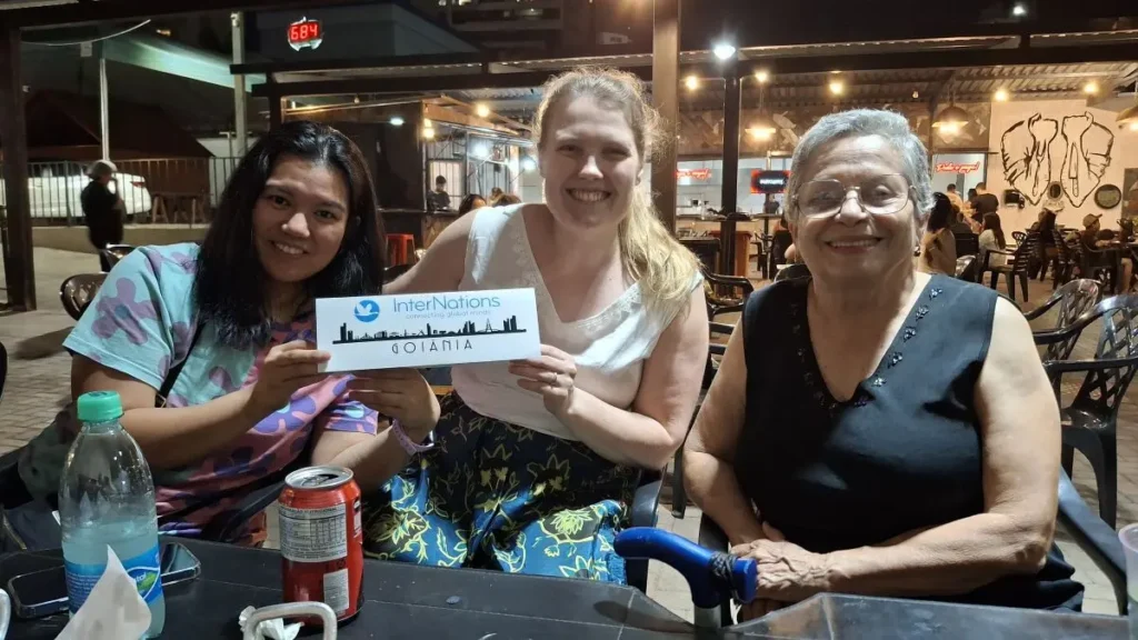 Grupos ajudam estrangeiros a criar vínculos e praticar idiomas em Goiânia