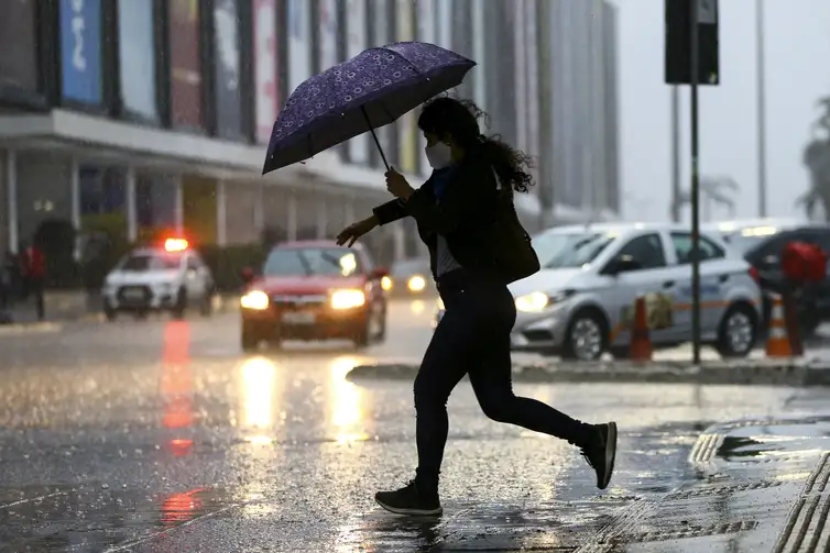 Nova frente fria mantém avanço do ar polar e provoca chuva em parte do Brasil