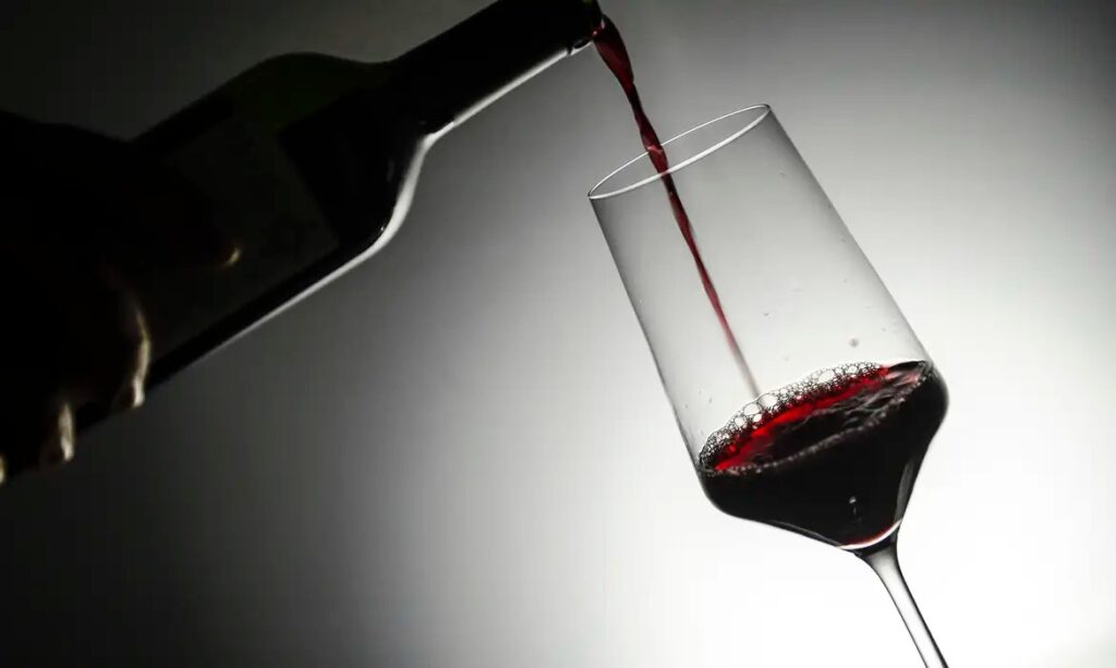 Consumo de vinho no Brasil bate recorde em 2025, na contramão da queda mundial