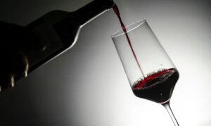 Consumo de vinho no Brasil bate recorde em 2025, na contramão da queda mundial