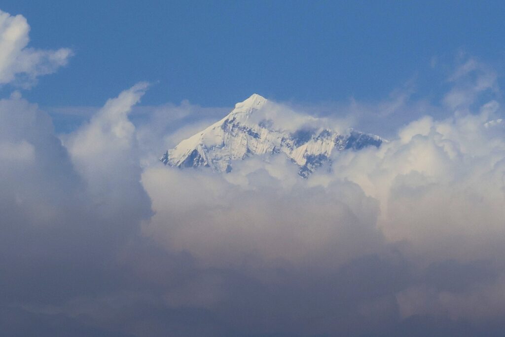 Nepal emite número recorde de permissões para escalar o Everest