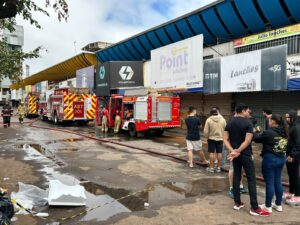 Incêndio na Feira dos Importados deixa rastro de prejuízos