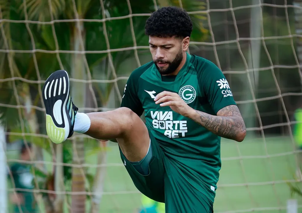 Daniel Paulista pode ter duas voltas importantes no meio-campo do Goiás para o clássico