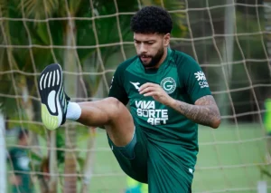Daniel Paulista pode ter duas voltas importantes no meio-campo do Goiás para o clássico