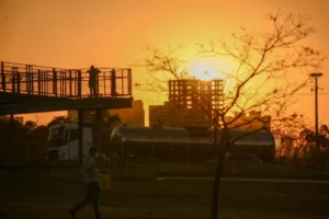 Foto contra a luz do sol em paisagem urbana