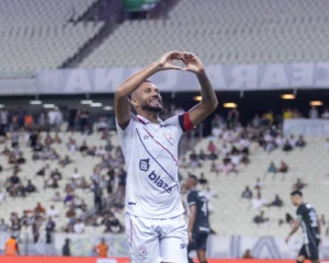Gustavo Coutinho marca de pênalti e Atlético derrota Ceará fora de casa na Série B