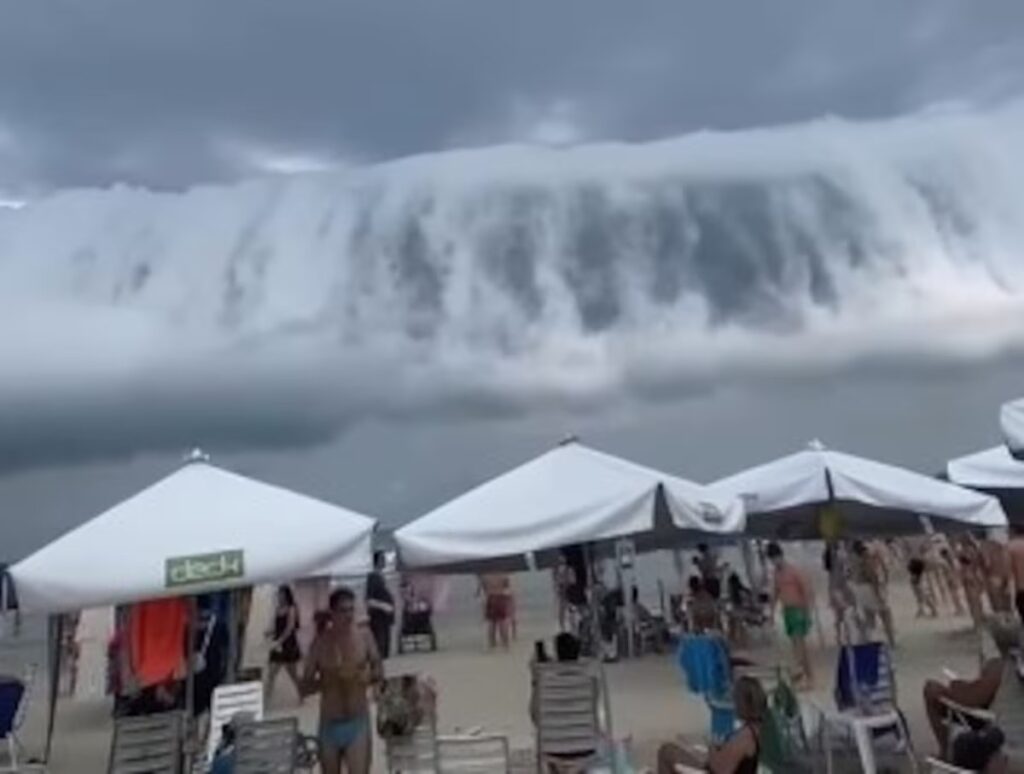 ‘Cena de filme’: nuvem assusta banhistas na Riviera de São Lourenço, litoral de SP