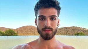 João Guilherme surge nu em cena de novo filme; vídeo