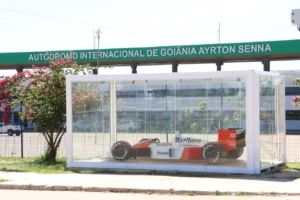 Autódromo de Goiânia exibe réplica da McLaren de Ayrton Senna