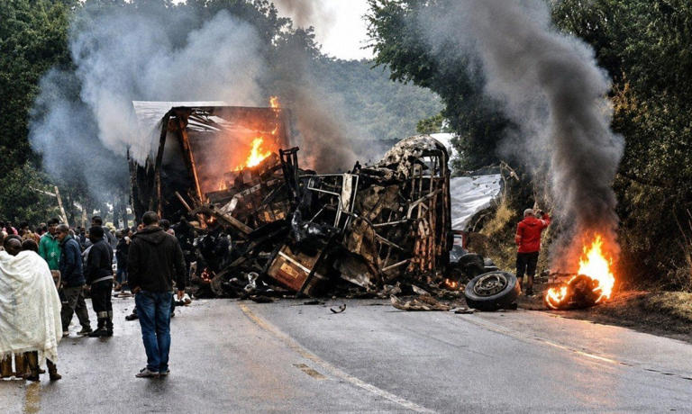 Acidente entre ônibus e caminhão deixa ao menos oito mortos em MG
