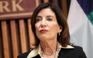 Governadora de Nova York ordena que agentes do ICE atuem com rosto descoberto