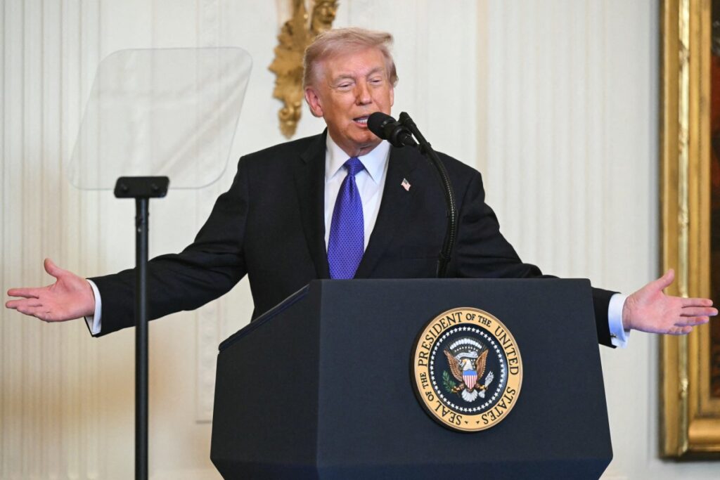 Trump anuncia elevação de tarifas sobre carros da UE para 25%