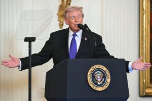 Trump anuncia elevação de tarifas sobre carros da UE para 25%
