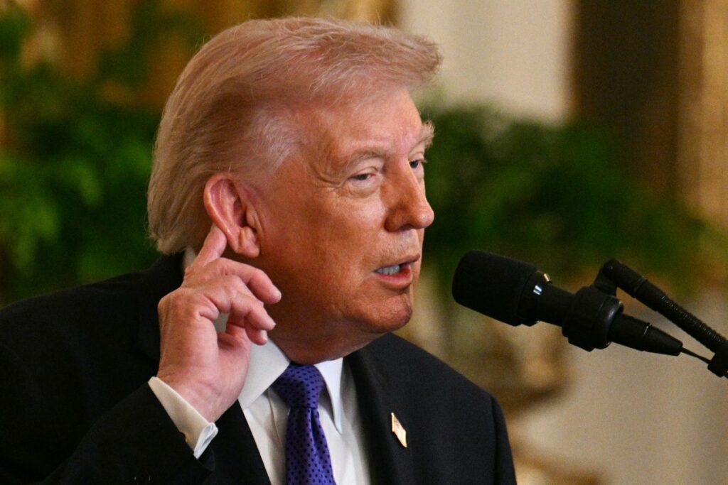 Trump afirma que China quer comprar petróleo e soja dos EUA