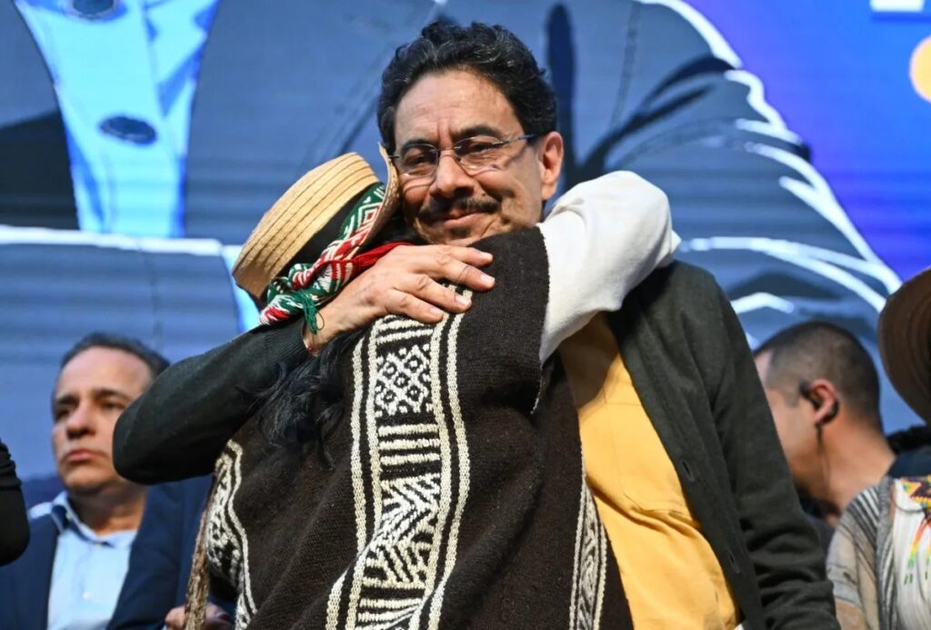 Candidato de esquerda lidera últimas pesquisas para eleições presidenciais na Colômbia