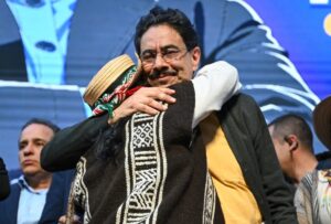 Candidato de esquerda lidera últimas pesquisas para eleições presidenciais na Colômbia