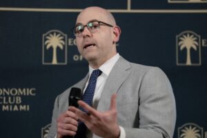‘É apropriado cortar juros e não adiar reduções’, avalia dirigente do Fed