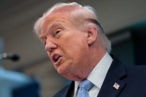 Trump diz que preço da gasolina vai voltar a cair e que pode reduzir tropas na Espanha e Itália