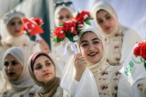Casamento coletivo em Gaza em ruínas, uma festa para ‘continuar vivendo’