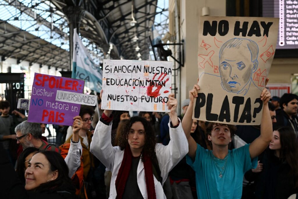 Argentinos protestam contra cortes nas universidades públicas
