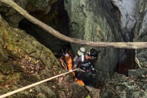 Socorristas resgatam um dos sete homens presos em uma caverna no Laos