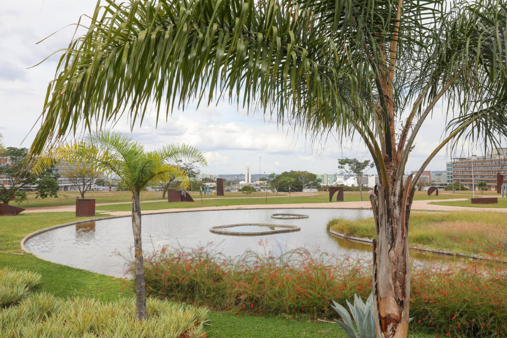 Jardim Burle Marx transforma área central de Brasília após 48 anos