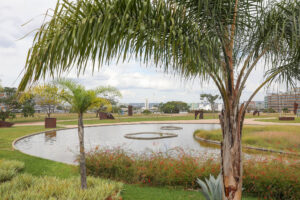 Jardim Burle Marx transforma área central de Brasília após 48 anos