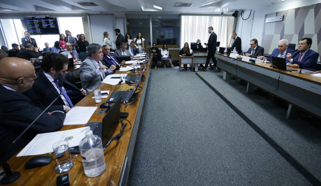 CCJ retoma debate sobre redução da maioridade penal