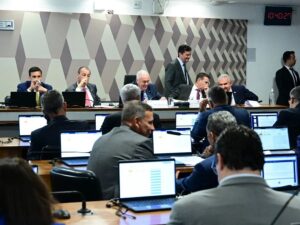 Sem acordo sobre transição, relatório da PEC do fim da escala 6×1 é adiado para segunda (25)