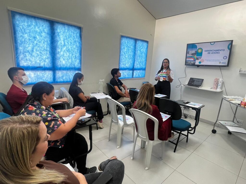 Hospital de Base capacita equipes das UPAs para tratamento de feridas
