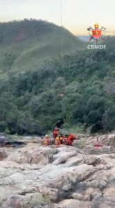 Bombeiros resgatam homem após queda em cachoeira na região de Sobradinho