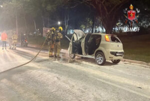 Carro pega fogo e interdita Eixão Sul