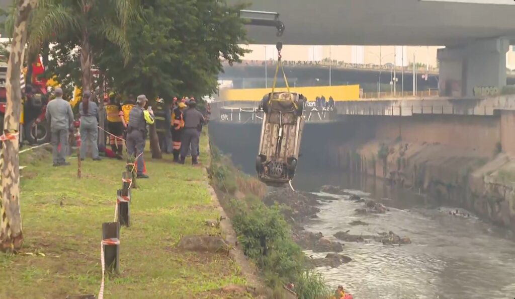 Homem morre após carro cair no rio Tamanduateí, em São Paulo