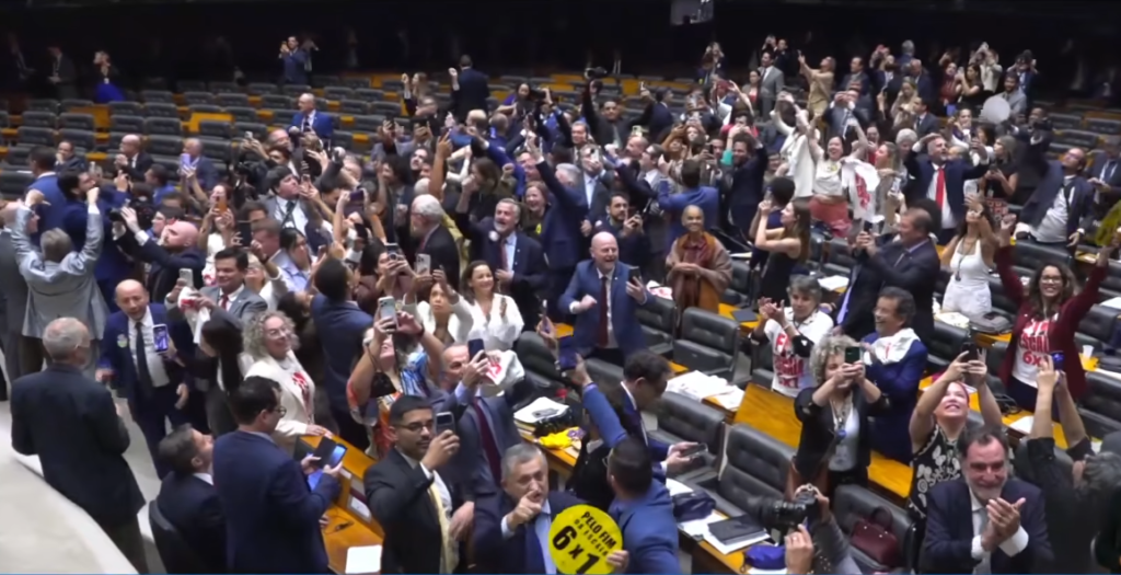 Câmara aprova em primeiro turno PEC que acaba com a escala 6×1