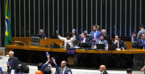 Câmara aprova fim da escala 6×1 em dois turnos e PEC segue para o Senado