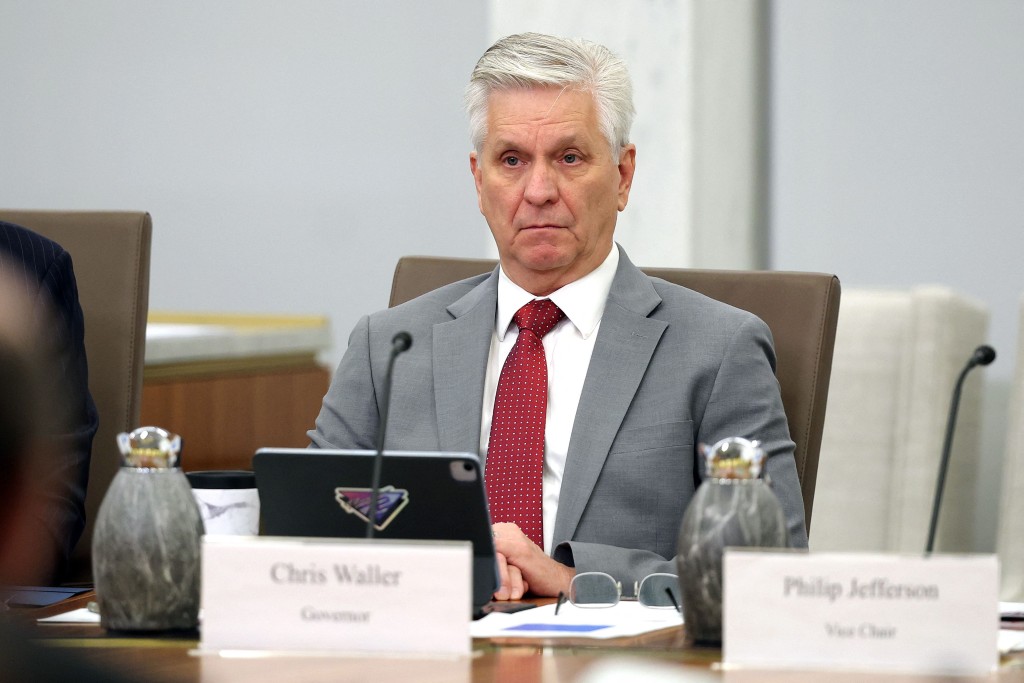 É loucura, considerando dados recentes, falar em corte de juros, diz diretor do Fed